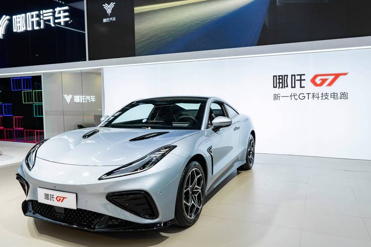 成都326哪吒汽车在智能汽车领域的表现，领途汽车在新能源汽车市场中的影响力